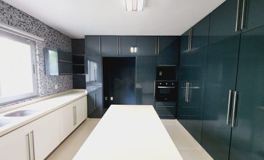 Casa en Venta en Punta Tiburon, con amplio jardin y alberca