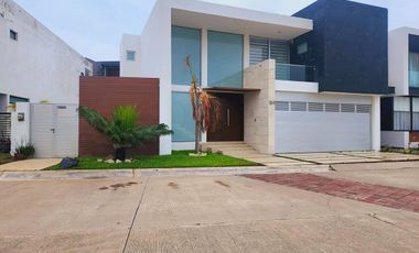 Casa en Venta en Punta Tiburon, con amplio jardin y alberca