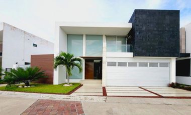 Casa en Venta en Punta Tiburon, con amplio jardin y alberca