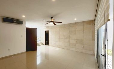 Casa en Venta en Punta Tiburon, con amplio jardin y alberca