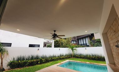 Casa en Venta en Punta Tiburon, con amplio jardin y alberca