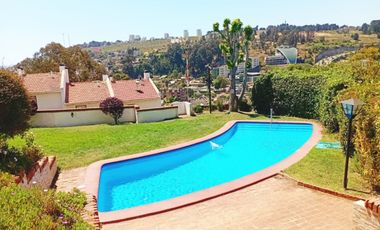 Casa en arriendo c/ estacionamiento en Reñaca