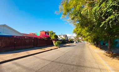 Cómoda casa 2 dormitorios un baño amplio patio y antejardin