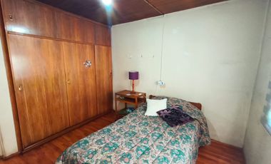 Cómoda casa 2 dormitorios un baño amplio patio y antejardin