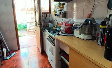 Cómoda casa 2 dormitorios un baño amplio patio y antejardin