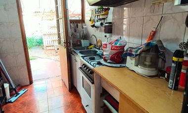 Cómoda casa 2 dormitorios un baño amplio patio y antejardin