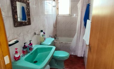 Cómoda casa 2 dormitorios un baño amplio patio y antejardin