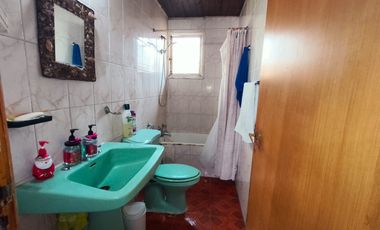 Cómoda casa 2 dormitorios un baño amplio patio y antejardin