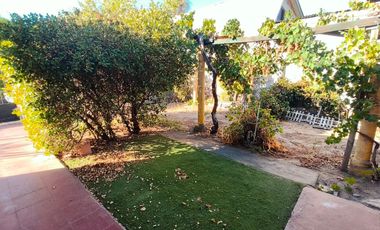 Cómoda casa 2 dormitorios un baño amplio patio y antejardin