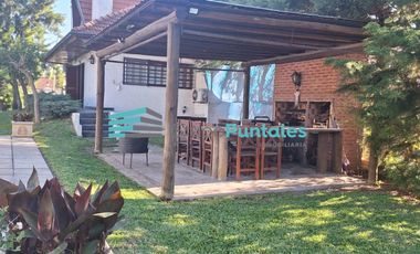 Casa en Monte Grande sobre gran lote con piscina muy buena ubicación