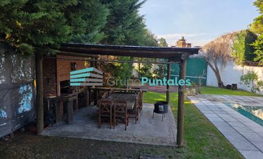 Casa en Monte Grande sobre gran lote con piscina muy buena ubicación