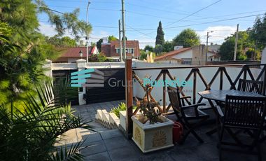 Casa en Monte Grande sobre gran lote con piscina muy buena ubicación