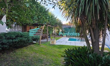 Casa en Monte Grande sobre gran lote con piscina muy buena ubicación