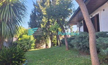 Casa en Monte Grande sobre gran lote con piscina muy buena ubicación