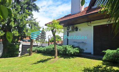 Casa en Monte Grande sobre gran lote con piscina muy buena ubicación