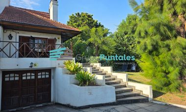 Casa en Monte Grande sobre gran lote con piscina muy buena ubicación