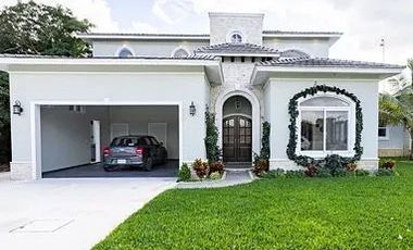 CASA RESIDENCIAL DE LUJO EN VENTA EN PRIVADA AL NORTE DE MERIDA