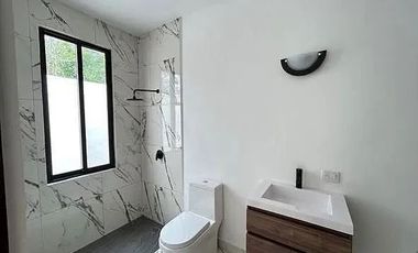 CASA EN VENTA DE UNA PLANTA EN PRIVADA JARDINES LA REJOYADA