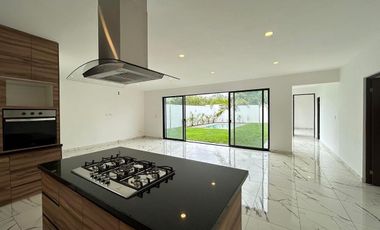 CASA EN VENTA DE UNA PLANTA EN PRIVADA JARDINES LA REJOYADA