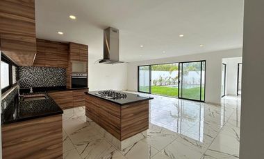 CASA EN VENTA DE UNA PLANTA EN PRIVADA JARDINES LA REJOYADA