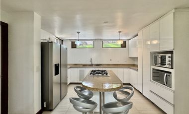 Casa en Venta Lote muy extenso - El Tesoro - El Poblado - Medellín