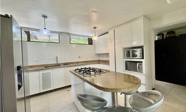Casa en Venta Lote muy extenso - El Tesoro - El Poblado - Medellín