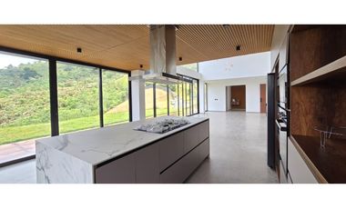 Casa campestre ubicada en el municipio del El Retiro, Antioquia.