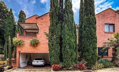 Casa de 3 niveles para la renta amoblada en el Poblado
