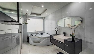 Casa de 3 niveles para la renta amoblada en el Poblado