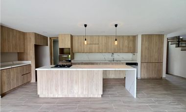 EN VENTA – CASA ESQUINERA EN UNIDAD CERRADA DE EL RETIRO 