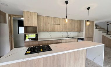 EN VENTA – CASA ESQUINERA EN UNIDAD CERRADA DE EL RETIRO 