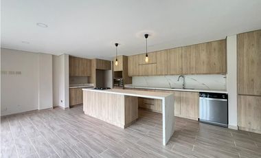 EN VENTA – CASA ESQUINERA EN UNIDAD CERRADA DE EL RETIRO 