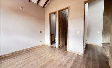 EN VENTA – CASA ESQUINERA EN UNIDAD CERRADA DE EL RETIRO 