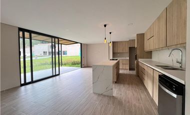 EN VENTA – CASA ESQUINERA EN UNIDAD CERRADA DE EL RETIRO 