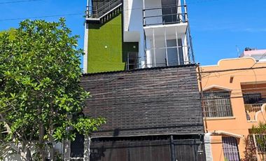 Oportunidad Única en Playa del Carmen: Edificio Comercial con Hostal y Roof Top Bar