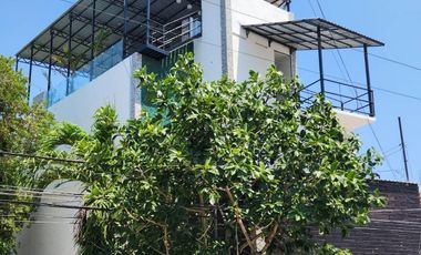 Oportunidad Única en Playa del Carmen: Edificio Comercial con Hostal y Roof Top Bar