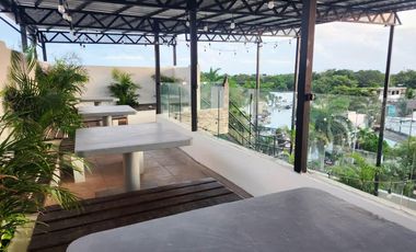 Oportunidad Única en Playa del Carmen: Edificio Comercial con Hostal y Roof Top Bar