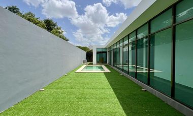 CASA EN VENTA DE UNA SOLA PLANTA CON 3 HABITACIONES Y ALBERCA EN ARBOREA CONKAL