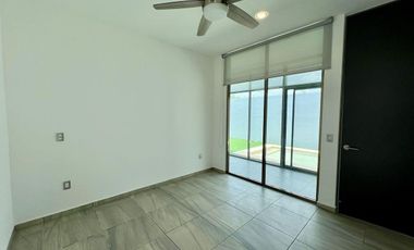 CASA EN VENTA DE UNA SOLA PLANTA CON 3 HABITACIONES Y ALBERCA EN ARBOREA CONKAL