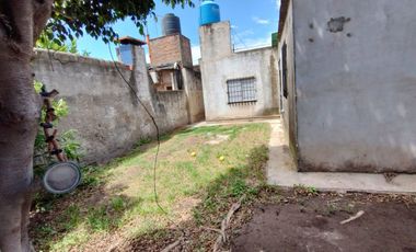 Se vende casa a metros de avenida F. Zuviria.