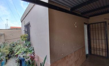 Se vende casa a metros de avenida F. Zuviria.