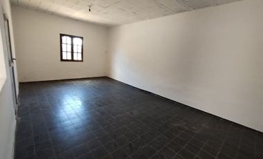 Se vende casa a metros de avenida F. Zuviria.