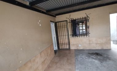 Se vende casa a metros de avenida F. Zuviria.