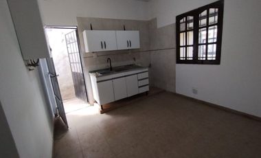 Se vende casa a metros de avenida F. Zuviria.