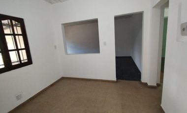 Se vende casa a metros de avenida F. Zuviria.