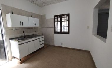 Se vende casa a metros de avenida F. Zuviria.