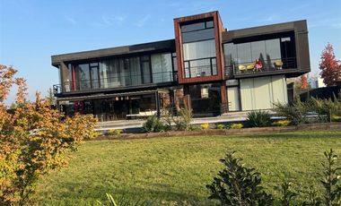 Casa en Venta en Moderna casa en club de golf Los Lirios