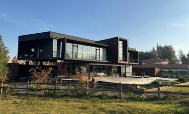 Casa en Venta en Moderna casa en club de golf Los Lirios