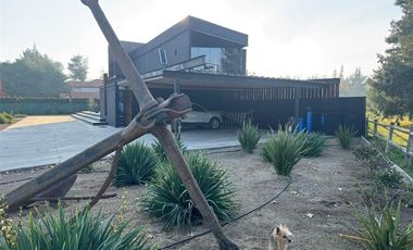 Casa en Venta en Moderna casa en club de golf Los Lirios