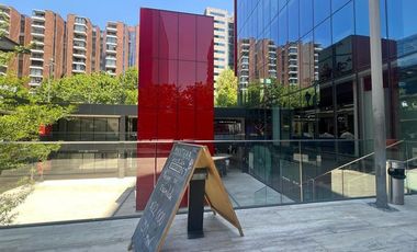 Local Comercial en Arriendo en Amplio local en mejor zona de negocios de Las Condes con gran afluencia de público